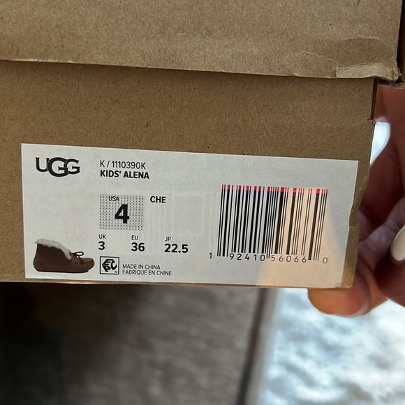 Girls UGG slippers. Size 4. Great condition. - Picture 4 of 4